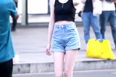 漂亮学生小姐姐街拍,美丽学生小姐姐的街头风采