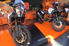 骑摩托的抖音网红小姐姐,驰骋速度与激情的青春风采”