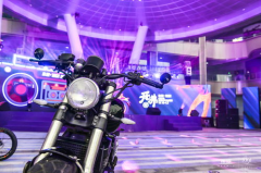 南滨路机车小姐姐,街头时尚新宠，魅力四溢的都市风景线