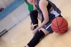 小姐姐篮球扭伤脚,小姐姐扭伤脚，关注运动安全与恢复之道